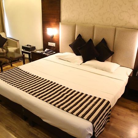 Hotel Parbhat Inn Panchkula Eksteriør bilde