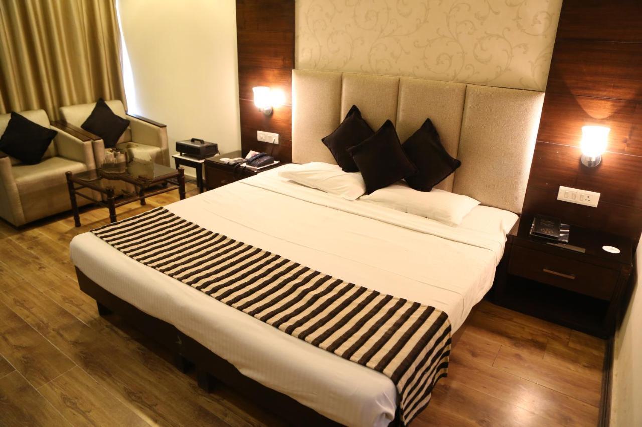 Hotel Parbhat Inn Panchkula Eksteriør bilde